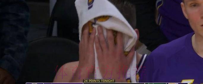 湖人本赛季关键时刻首次失利 东契奇六犯离场怒摔护膝捂脸显失落 湖人本赛季关键时刻首次失利 东契奇六犯离场怒摔护膝捂脸显失落