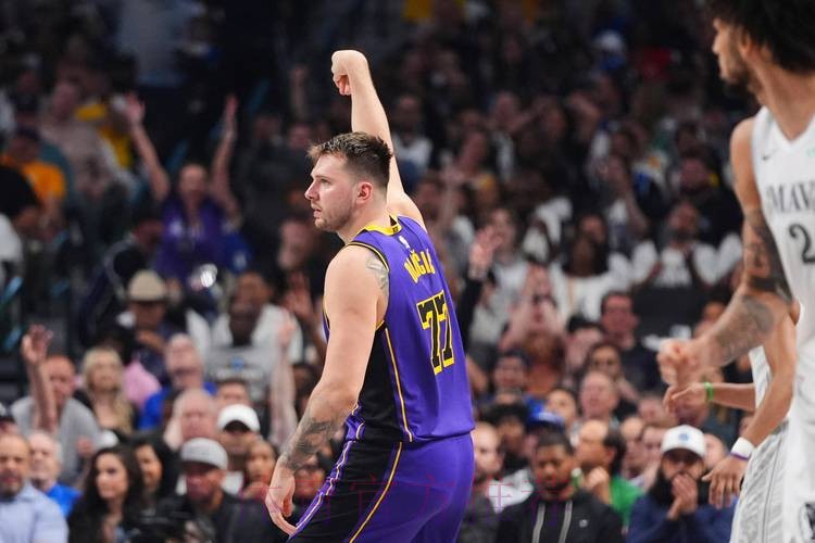 湖人本赛季关键时刻首次失利 东契奇六犯离场怒摔护膝捂脸显失落 湖人本赛季关键时刻首次失利 东契奇六犯离场怒摔护膝捂脸显失落