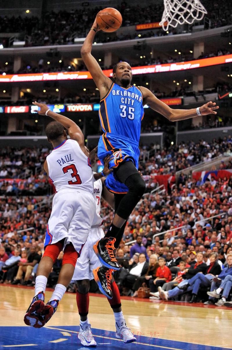 杜兰特穿着蓝喷配色KD18,得到23分4篮板6助攻 杜兰特穿着蓝喷配色KD18,得到23分4篮板6助攻