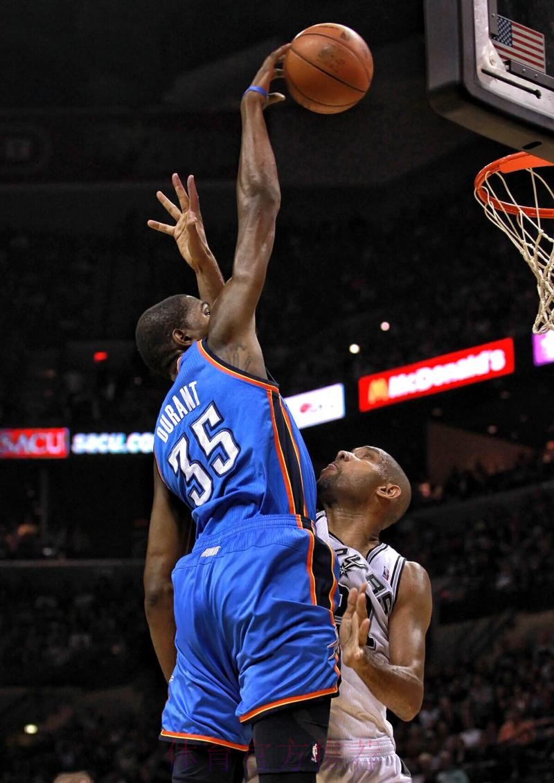 杜兰特穿着蓝喷配色KD18,得到23分4篮板6助攻 杜兰特穿着蓝喷配色KD18,得到23分4篮板6助攻