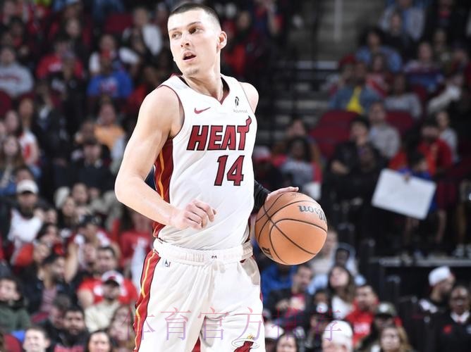 热火记者:希罗存在肋软骨连接处问题,不太可能出战五连客 热火记者:希罗存在肋软骨连接处问题,不太可能出战五连客